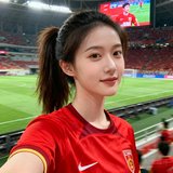 一位扎着马尾的中国年轻女球迷自拍头像，穿着支持球队的红色球衣，背景是球场大屏幕