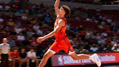 NBA夏季联赛赛场上一名年轻球员飞身扣篮的精彩瞬间